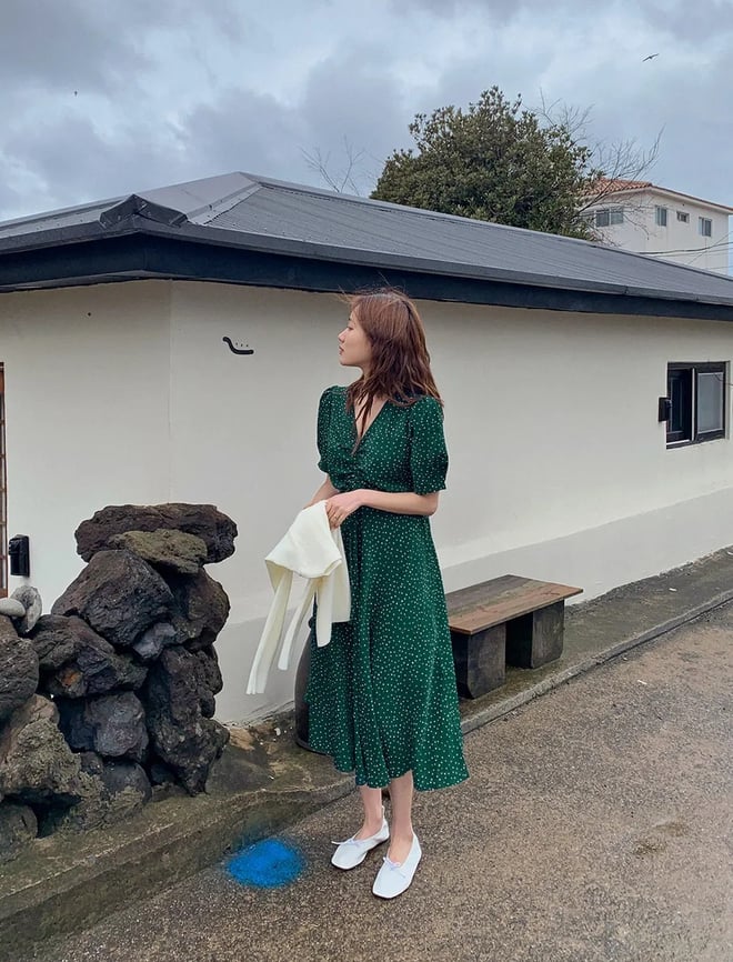 Thiết kế cổ chữ V từ lâu đã trở thành chi tiết “đinh” giúp tôn vinh vẻ đẹp thanh thoát của người mặc.