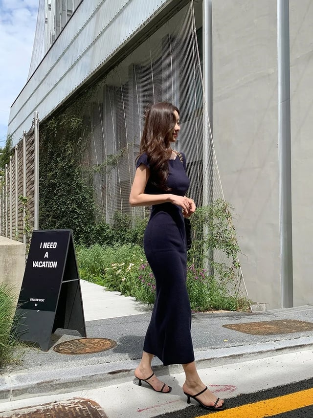 Nếu bạn tìm kiếm sự cân bằng giữa thoải mái và khả năng khoe dáng, váy ôm nhẹ chính là lựa chọn lý tưởng.