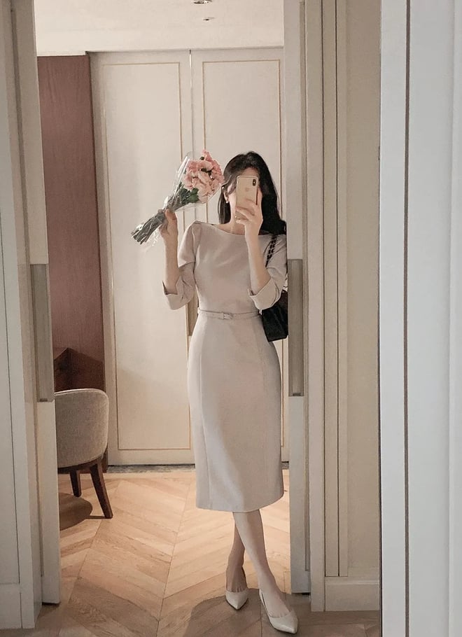 Được xem là “nữ hoàng” của phong cách công sở, váy bút chì luôn mang đến sự chỉn chu và chuyên nghiệp.