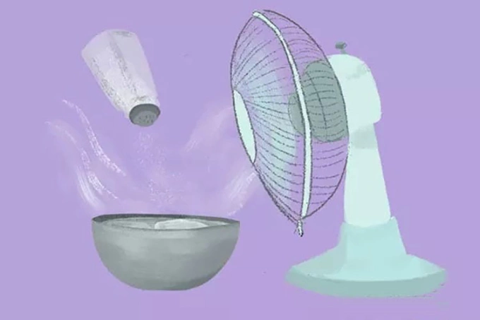 Sử dụng nước và muối làm đá rồi đặt trước quạt. Muối sẽ làm cho đá không bị tan nhanh khi đặt trước quạt. Ảnh: sohu.